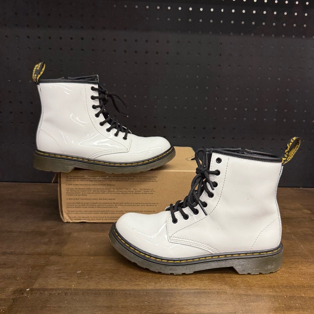 Used W/ Box! Youth’s DR. MARTENS 1460 Patent White Leather Lamper Boots